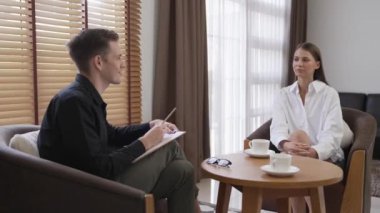 Psikolojik konsültasyon zihinsel problemde iyileşme kaydediyor, genç hasta terapi seansında, psikiyatrist de akıl hastalıkları konusunda tanı koyuyor. Zihinsel tedavi seansı. Düzenle