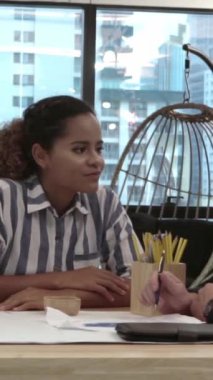 Yaratıcı iş adamları modern işyerindeki ofis masasında sohbet ediyorlar. Şirket uluslararası iş kavramı.