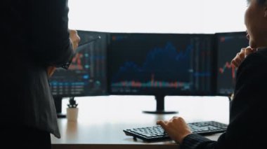 Hisse senedi borsası pazarlamasını analiz eden yavaş çekim şirketindeki yatırımcılar, kayıp için mum bar fiyatını analiz eden monitörlere bakıyor ve kazanç ve kâr elde ediyor. Filizlenen
