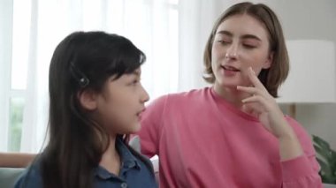 Beyaz tenli anne, peri kuyruğunu dinlerken tatlı kızına hikayesini anlatıyor. Mutlu bir anne, genç bir öğrenciye mutlu ve çekici bir çocuğu koltukta otururken anlatır ve değiş tokuş eder. Pedagoji.