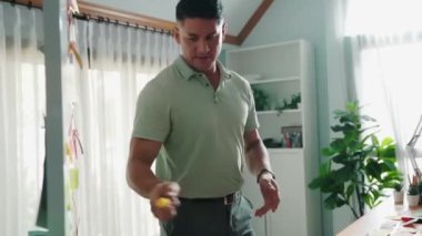 İşadamı logosu grafiği çizerken proje yöneticisinin birlikte çalışıp renk paletlerine bakarak beyin fırtınası yapma fikrini kapatın. Rengi birlikte seçen profesyonel bir iş adamı. Sempozyum.