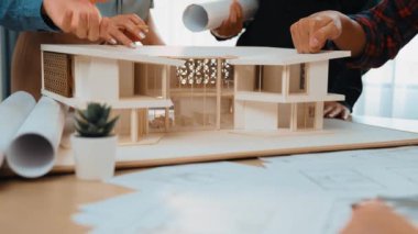 Mimari ekipman incelemesi kullanarak yavaş çekim ev tasarımcısı ve müşteri veya müşteriyle birlikte mimari ev modeli tasarım örneklerini ölçer. Filizlenen