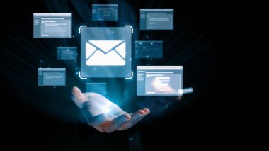 İş adamı e-posta kutusunu kontrol ediyor, daha iyi verimlilik için mesajları düzenliyor ve önceliklerini belirliyor. Etkili iletişim için akıllı e-posta teknikleri öğren. Kullanıcı Kimliği