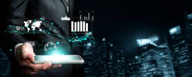 İş adamı, tahmin edilen büyük veri modellerinden gerçek zamanlı analizlere uzanan eğilimleri ve görüşleri ortaya çıkarmak için veri analizlerini derinlemesine inceleyerek, veri güdümlü kararların analitik endüstrileri nasıl ileri götürdüğünü öğrenir Faas