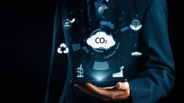 İş adamı CO2 emisyonlarını azaltmak için girişimlerde bulunuyor ve net sıfır hedefliyor. Daha yeşil bir gezegenin karbondioksitini azaltarak sürdürülebilirliğe olan bağlılığını gösteriyor. Kullanıcı Kimliği