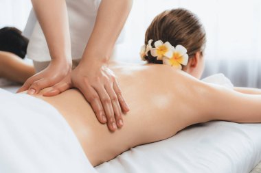 Kafkas çift müşterisi stres önleyici spa masajının keyfini çıkarıyor ve lüks otel veya oteldeki gündüz açık hava ortamında güzellik teniyle eğleniyor. Sessiz.