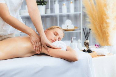 Kafkasyalı kadın müşteri stres önleyici spa masajının keyfini çıkarıyor ve lüks otel ya da oteldeki gündüz açık ortam güzellik salonunda güzellik teniyle eğleniyor. Sessiz.