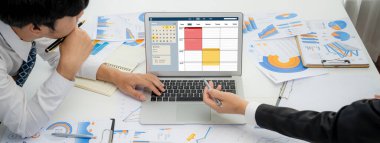 İnternet sitesinde canlı eleştiriler için çevrimiçi aplikasyon rezervasyon takvimi