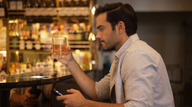 Akıllı adam, Cuma gecesi barda içki hazırlayan barmenle akıllı telefondan muhabbet ederken ya da eski moda arkadaşlarıyla kokteyl içerken. Vinosity.