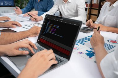 Uygulama ve program kodlaması için bilgisayar ekranında yazılım geliştirme programlama