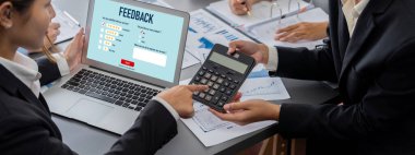 İş zekası ve veri analizi kavramı. Analizci ekibi laptop ekranında finansal veri analizi üzerinde çalışıyor. Etkili iş stratejik planlama için pazarlama göstergesi olarak. İçgörü