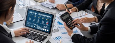 İş zekası ve veri analizi kavramı. Analizci ekibi laptop ekranında finansal veri analizi üzerinde çalışıyor. Etkili iş stratejik planlama için pazarlama göstergesi olarak. İçgörü