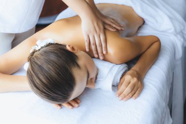 Kafkasyalı kadın müşteri stres önleyici spa masajının keyfini çıkarıyor ve lüks otel ya da oteldeki gündüz açık ortam güzellik salonunda güzellik teniyle eğleniyor. Sessiz.