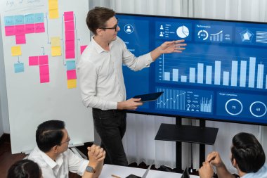 Ofiste sunum ya da analist ekibiyle toplantı odasında mali verileri analiz etmek için BI Fintech 'i kullanmak. İş adamları stratejik planlama için TV ekranında BI gösterge panelini inceliyor.