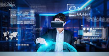 Profesyonel proje yöneticisi iş verilerine bakıyor ve onları tutuyor ve finansal tablolara bakıyor. Modern ofiste yapay zeka teknolojisi kullanarak gelişmiş gerçeklik gözlüğü takan zeki bir iş adamı. Yaratıcılık.