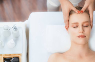 Panorama 'da kadınların stres önleyici kafa masajından ve lüks tatil beldesi veya otel spa salonundaki modern ışık ortamında yüz güzelliği eğlencelerini şımartmaktan hoşlandığı bir manzara var. Sessiz.