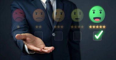 İş adamı müşteri memnuniyet değerlendirmesi verilerini analiz eder ve hizmet kalitesini artırmaya çalışır. Müşteri memnuniyeti ve sadakatini arttırmak için koz değerlendirmeleri. FaaS