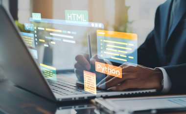 Yeni uygulama mobil telefon geliştirme için HTML, Python, Java ve C EIDE gibi çeşitli programlama dillerinin kodlama dijital örtüleri ile yazılım geliştirici veya programcı çalışması