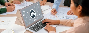 SEO arama motoru optimizasyonu bilgisayar ekranında canlı e-ticaret ve çevrimiçi perakende ticaret için