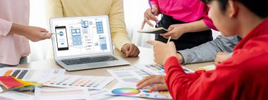 Hareketli mobil uygulama ve web sitesi için UX UI tasarım süreci. Profesyonel uygulama geliştiricisi için kablo grafiğinin yaratıcı prototipi .