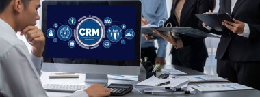 İş zekası ve veri analizi kavramı. Analizci ekibi laptop ekranında finansal veri analizi üzerinde çalışıyor. Etkili iş stratejik planlama için pazarlama göstergesi olarak. İçgörü