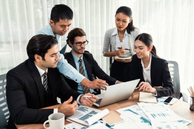 Ofis masasındaki finansal veri raporlarını analiz eden çeşitli bir grup iş analisti. Stratejik pazarlama planlaması için iş zekası analizi çizelgesi ve grafiği.