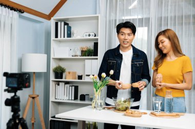 İki şef etkileyiciyle canlı yayında yemek pişirme programı. Video kameradaki özel kayıt için karışık salata ve giyinmeyi öğretiyorlar. Ekmek ekmeği, kepekli meze. İnfobahn.