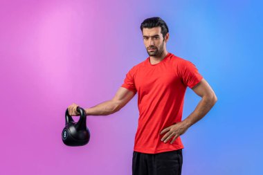 Vücut geliştirme egzersizi için ağırlık kaldırmak için kettlebell kullanan atletik ve sportif bir adam izole edilmiş arka planda ayakta duruyor. Sağlıklı aktif ve vücut bakımı yaşam tarzı