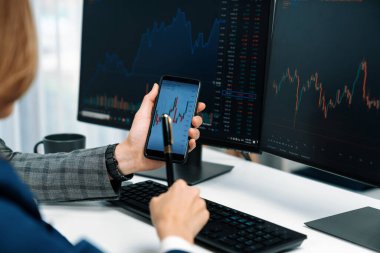 İşadamı olarak kalemle işaretlenmiş, kadın yatırımcının internet sitesi program uygulamasının akıllı telefonuyla kontrol ediliyor. İç işlerindeki dinamik borsa ile kontrol ediliyor. İnfobahn.