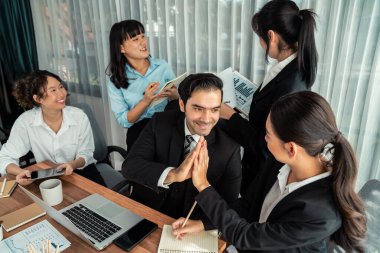 Modern ofis ortamında çalışan çeşitli etnik gruplardan çeşitli iş adamları. Üretken ve çok ırklı ofis çalışanları stratejik ticari pazarlama konusunda tartışmaya giriştiler. Habiliment