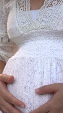 Hamile bir kadın, çocuğuna bakarken bahçe evinde mutlu bir hayat yaşıyor. Hamile karnında bebek taşıyan hamile bir anne. Doğum öncesi bakım ve kadın hamileliği konsepti.