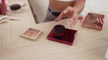 Sosyal medya için güzellik ve kozmetik video içeriği hazırlayan genç bir kadın. Güzellik blogcusu kameraya gülümserken seyircilere ve takipçilere güzellik bakımını gösteriyor. Düzenle