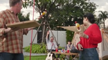 Aile hep birlikte bahçede kamp kurar, yaşlı bir çift barbekü yapar, yemek yer. Son sınıflar kamp faaliyetlerini kullanırlar, doğayla iç içe olurlar ve genç nesil çapraz kuşaklarla zaman geçirirler. Uyumsuzluk.