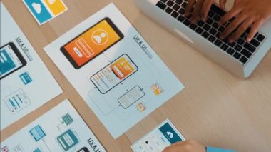 Mobil uygulama ya da web sitesi için kullanıcı arayüzü prototipi planlayan şirket çalışanlarının en iyi görünüm videosu. UX UI tasarımcı beyin fırtınası kullanıcı dostu arayüz planı. Sinerjik