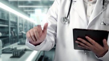 Tıbbi haçı işaret ederken ve laboratuvarda geçmişi bulanık dururken, elinde tablet bulunan yetenekli doktorlara yakın çekim yapın. Tıbbi çalışanlar tıbbi verileri analiz edip bağlantı kuruyor. İyileştirici.