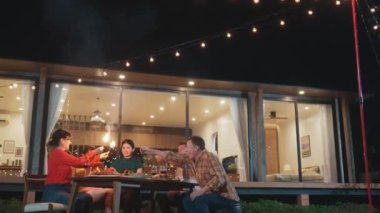 Mutlu aile, gece kutlama partisinde parlayan maytap tutuyor. Sevgili üyemiz birlikte kıvılcım oynamaktan hoşlanıyor. Nesiller arası uçurum için açık hava aktivitesi aile bağını güçlendirir. Uyumsuzluk.