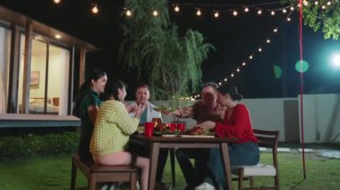 Aile tatilini kutlamak için toplanır. Ebeveynler, büyükanne ve büyükbabalar ve kız konuşmak ve akşam yemeği yemek için bir araya geldiler. Sevimli akrabalarla vakit geçirmek için açık hava aktivitesi kuşaklar arası fark yaratıyor. Uyumsuzluk.