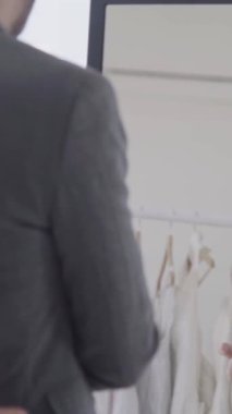 Gelinlik giymiş mutlu gelin ve damat düğün törenine hazırlanıyor. Kadın ve erkeğin romantik aşkı..