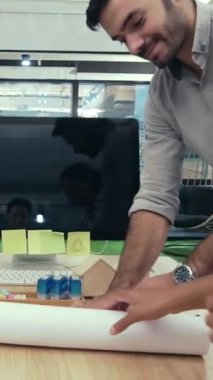 Yaratıcı iş adamları modern işyerindeki ofis masasında sohbet ediyorlar. Şirket uluslararası iş kavramı.