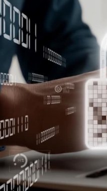 İşadamı bilgisayar virüslerini, bilgisayar suçlarını ve hackerları korumak için siber güvenlik sistemini yönetebilmek için bilgisayarını kullanıyor.