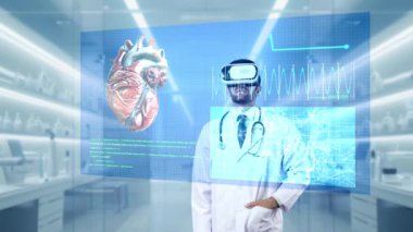 Profesyonel doktor kalp hologramının başında duruyor ve sanal gerçeklik gözlüğü kullanarak insanlarla iletişim kurarken kalp teşhisi hakkında konuşuyor. Tıbbi veriler hakkında bilgi paylaşan yetenekli bir tıp çalışanı. Aygıt.