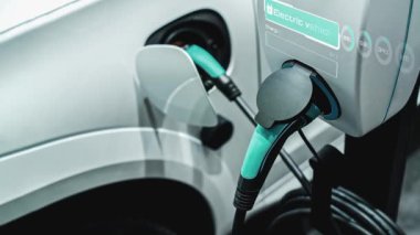 Yeşil enerji ve ekolojik güç kavramında elektrikli araba şarj istasyonu