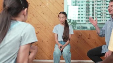 Daire çizerken genç ve zeki bir kız problem hakkında konuşuyor. Çeşitli çocuklar dinleyip yorum yaparken yetenekli mutlu lise öğrencileri konuşuyor, beyin fırtınası yapıyor, fikir paylaşıyor. Öğretim