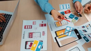 Mobil uygulama ya da web sitesi için kullanıcı arayüzü prototipi planlayan şirket çalışanlarının en iyi görünüm videosu. UX UI tasarımcı beyin fırtınası kullanıcı dostu arayüz planı. Sinerjik