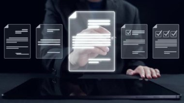 Verimli çalışma süreçleri için çevrimiçi belgeleri yöneten bir iş adamı. Tüm önemli çevrimiçi belgelerinize kolayca güvenli ve hızlı bir şekilde erişim sağlayın. Kullanıcı Kimliği