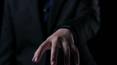 Verimli çalışma süreçleri için çevrimiçi belge dizinlerini yöneten iş adamı. Tüm önemli çevrimiçi belgelerinize kolayca güvenli ve hızlı bir şekilde erişim sağlayın. Kullanıcı Kimliği