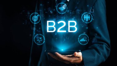 İş adamı B2B peyzajında geziniyor, iş-iş bağlantılarını geliştirmek için kullanım teknolojisi kullanıyor. B2B etkileşimini yeniden şekillendiren keşifler, iş-iş stratejilerinde yenilikleri yönlendiren araçlar. Kullanıcı Kimliği