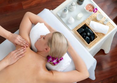 Panorama manzaralı kadın müşteri stres önleyici spa masajından zevk alıyor ve lüks otel veya oteldeki gündüz açık hava ortamında güzellik teniyle eğleniyor. Sessiz.