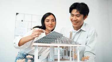 Modern ofiste cetvel ve kalem ölçme modeli çatı uzunluğu kullanan profesyonel, genç ve güzel mimar mühendisi. Yaratıcı tasarım ve takım çalışması konsepti. Tertemiz..