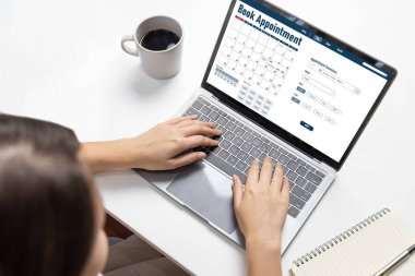İnternet sitesinde canlı eleştiriler için çevrimiçi aplikasyon rezervasyon takvimi
